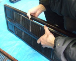 劣化した障子の紗を張替えます。