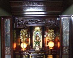 分解した部品を組立て、仏具を飾ります。