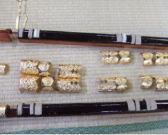 金メッキしたものや色付けした金具を取り付けます。