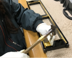 金メッキしたものや色付けした金具を取り付けます。