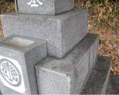 墓石についたカビやコケを除去します。